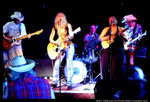 Boomchix performing at the Railway Club for Linda McRae's Moving to Nashville Carve It To The Heart CD Release Party